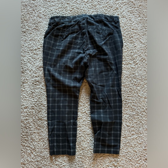 Old Navy Cropped Checkered Pixie Pant - Picture 2 of 3